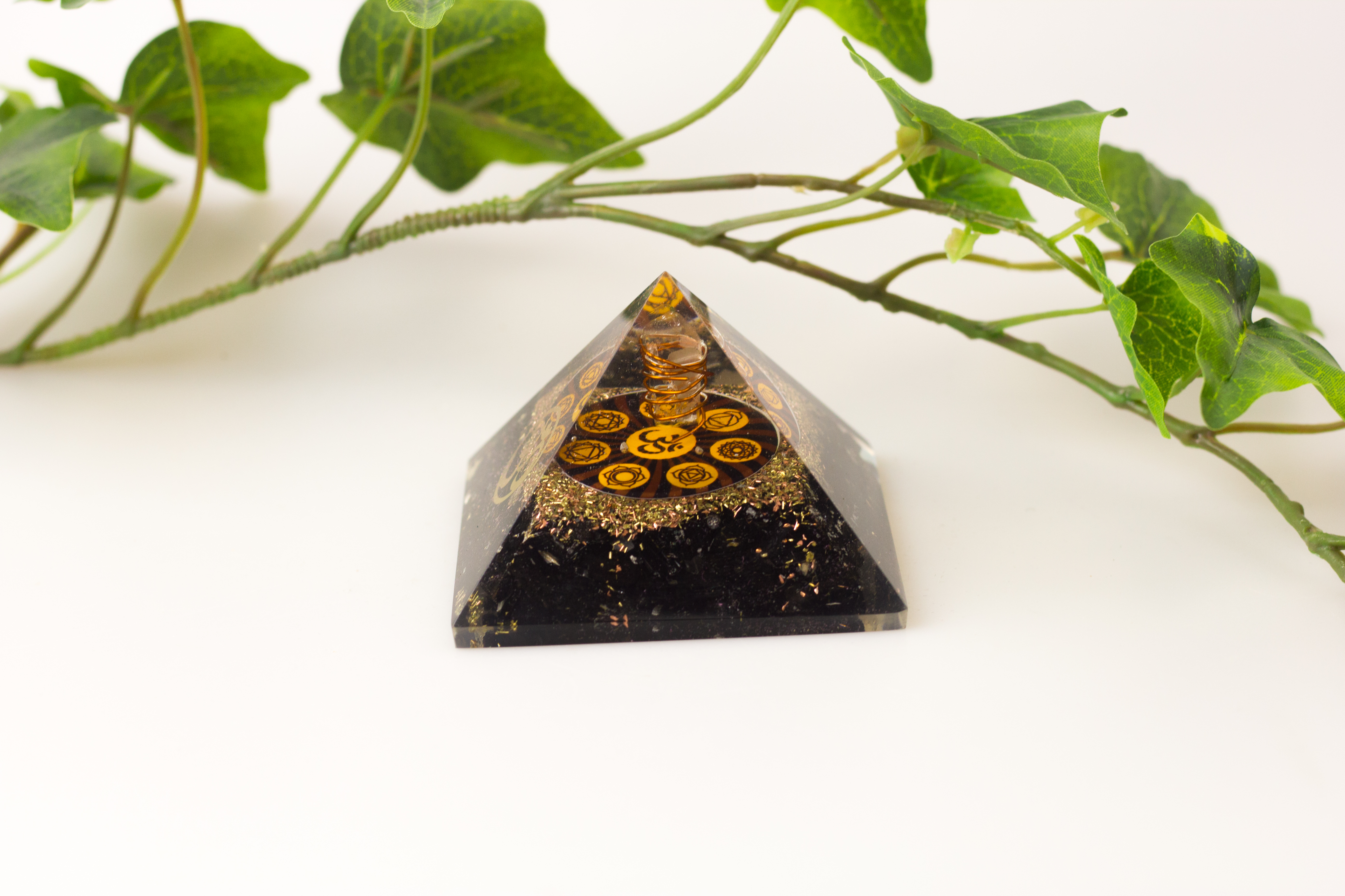 Orgonit Chakra Pyramide schwarzer Turmalin mit OM
