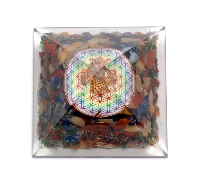 Blume des Lebens Chakra Pyramide mit Kristallspitze -- 7x7x6 cm